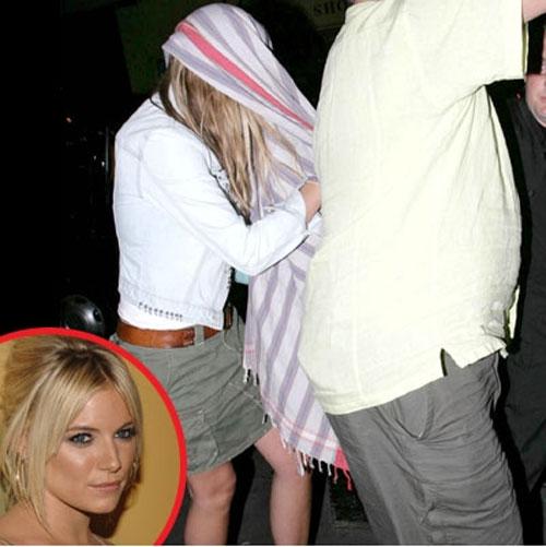 Супермодель Кейт Мосс с другом устроили публичную оргию