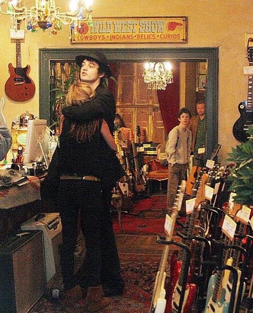 Супермодель Кейт Мосс с другом устроили публичную оргию