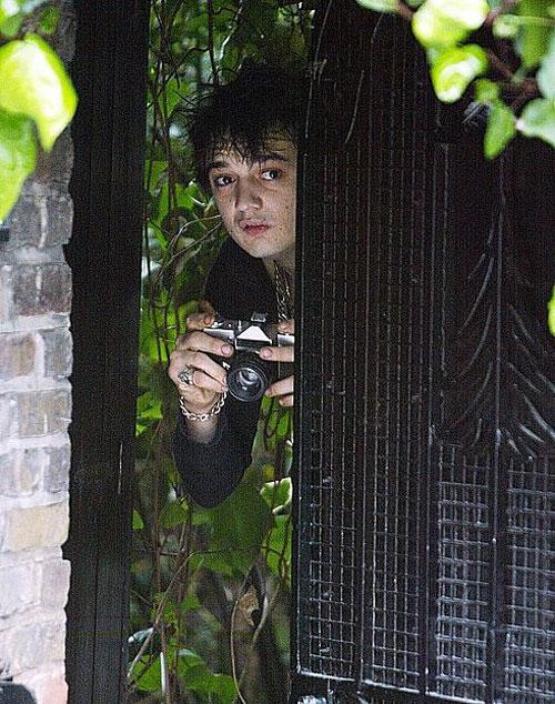 Супермодель Кейт Мосс с другом устроили публичную оргию