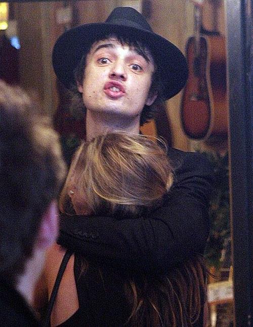 Супермодель Кейт Мосс с другом устроили публичную оргию