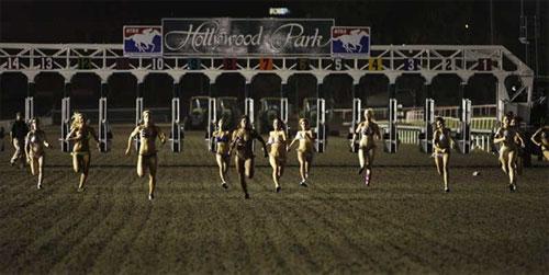 В США на ипподроме состоялся забег девушек в бикини