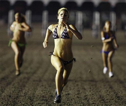 В США на ипподроме состоялся забег девушек в бикини