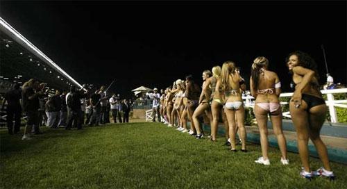 В США на ипподроме состоялся забег девушек в бикини