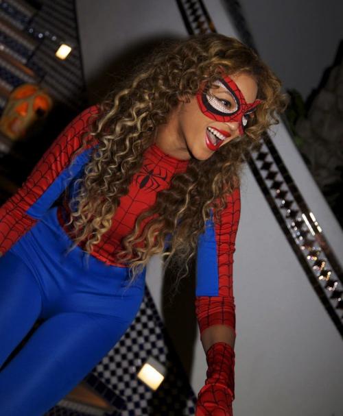 Знаменитости в сексуальных костюмах на Хеллоуин