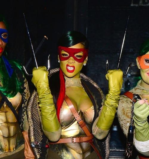 Знаменитости в сексуальных костюмах на Хеллоуин