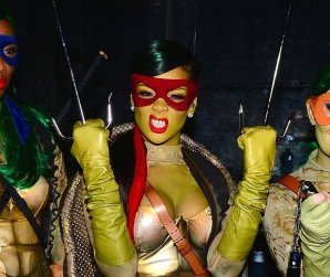 Знаменитости в сексуальных костюмах на Хеллоуин