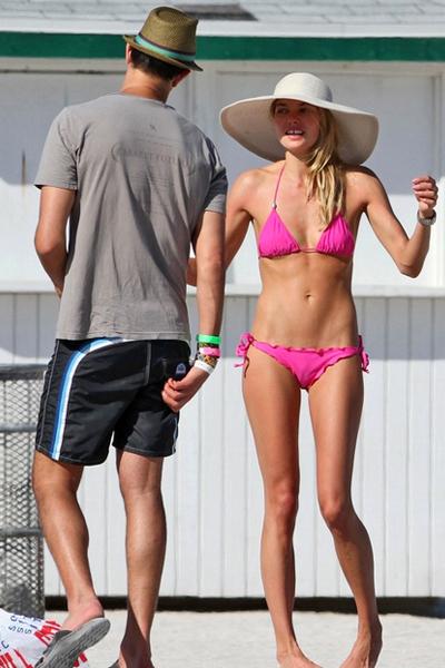 Звезды в розовых бикини