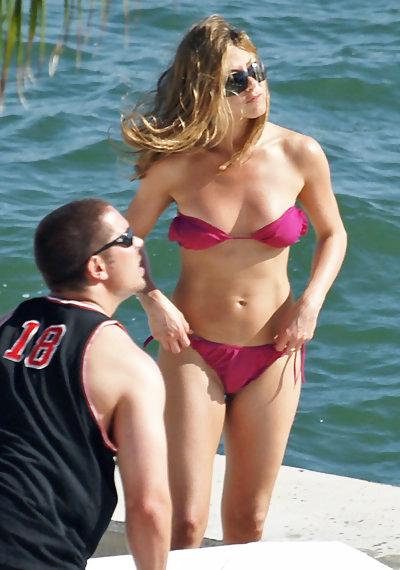 Звезды в розовых бикини