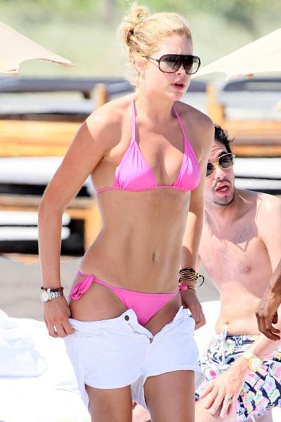 Звезды в розовых бикини