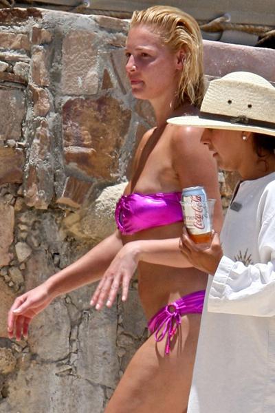 Звезды в розовых бикини