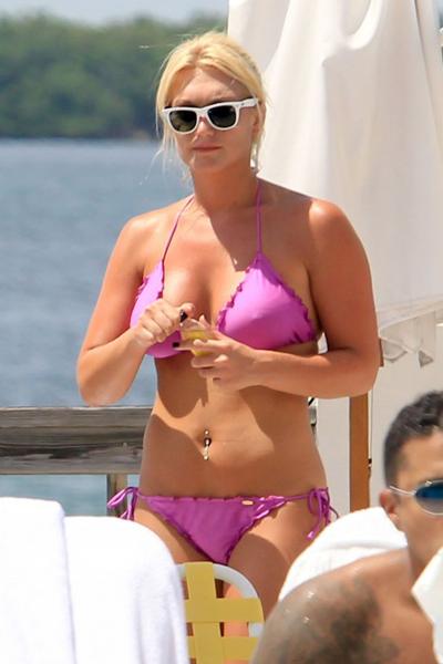 Звезды в розовых бикини