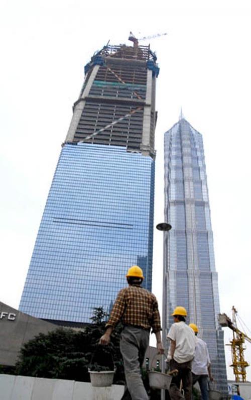 Самое высокое здание в мире достроят через год