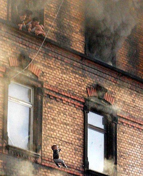 Германия: младенца выкинули из окна во время пожара