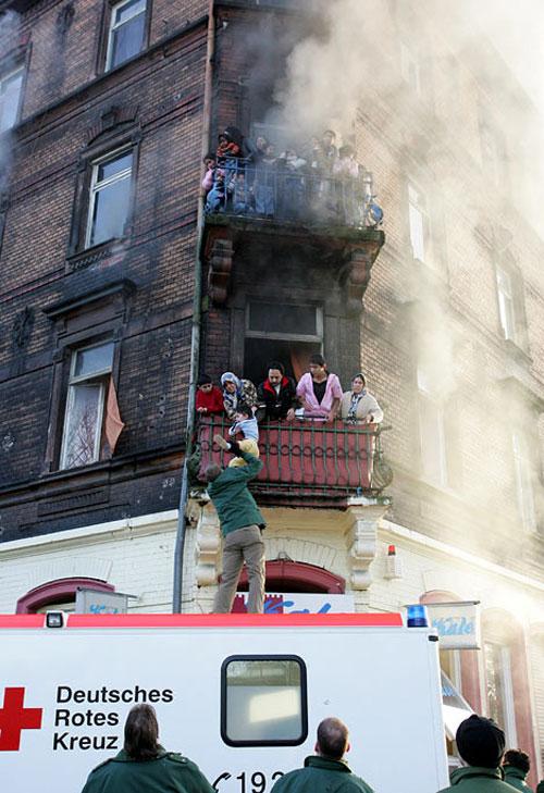 Германия: младенца выкинули из окна во время пожара