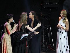 Ирина Шейк напугала Ксению Собчак безумным декольте