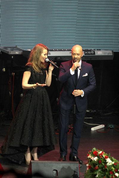 Ирина Шейк напугала Ксению Собчак безумным декольте