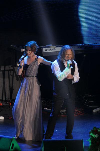 Ирина Шейк напугала Ксению Собчак безумным декольте