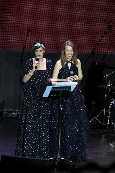 Ирина Шейк напугала Ксению Собчак безумным декольте