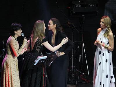 Ирина Шейк напугала Ксению Собчак безумным декольте