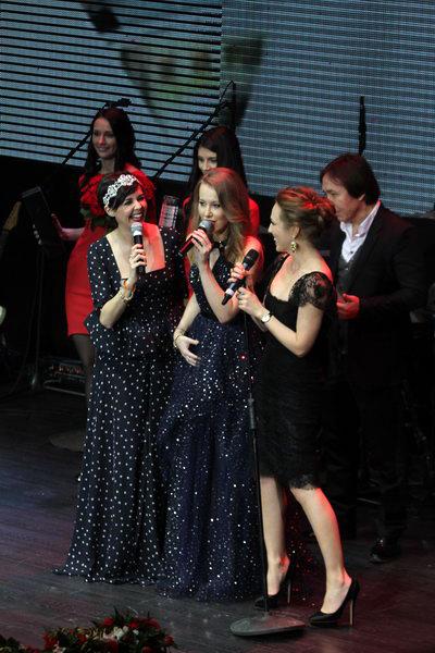 Ирина Шейк напугала Ксению Собчак безумным декольте