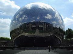 Стальной шар показывает головокружительные зрелища