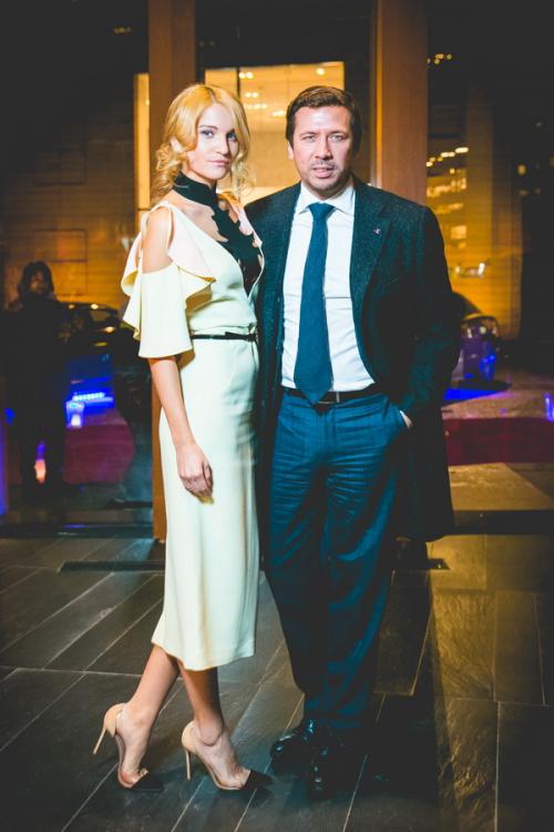 «Беременные» звезды пришли на премьеру в приталенных одеждах