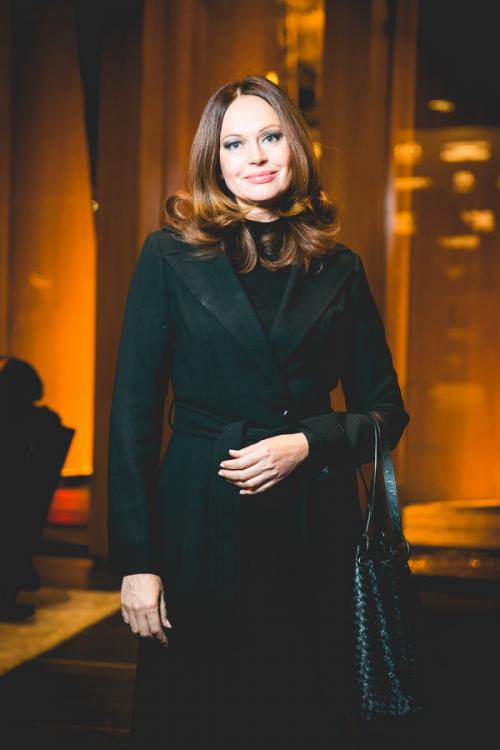 «Беременные» звезды пришли на премьеру в приталенных одеждах