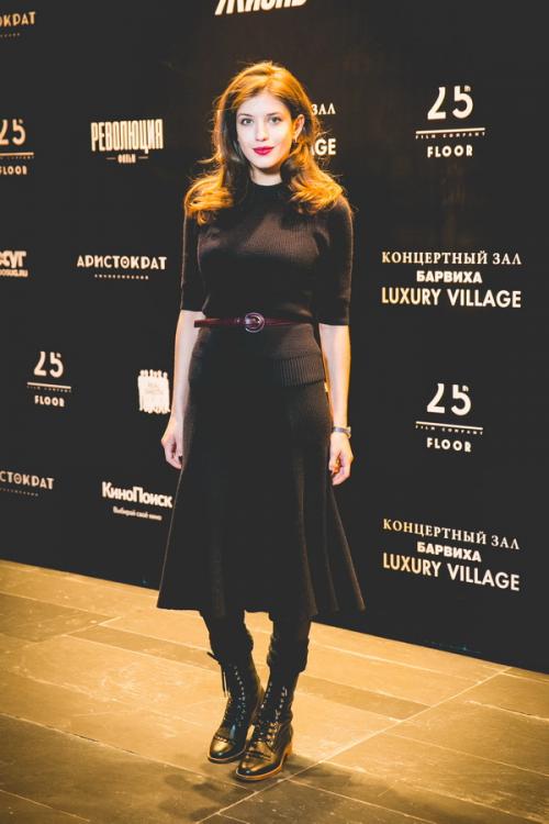 «Беременные» звезды пришли на премьеру в приталенных одеждах