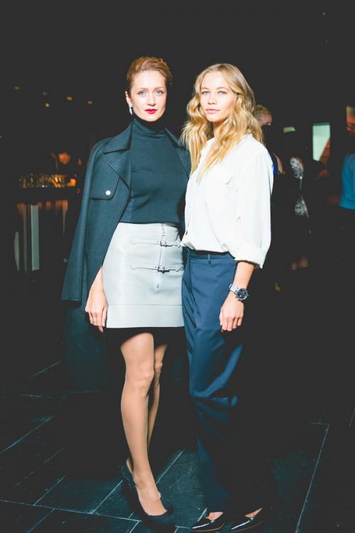 «Беременные» звезды пришли на премьеру в приталенных одеждах