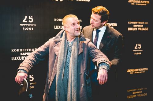 «Беременные» звезды пришли на премьеру в приталенных одеждах