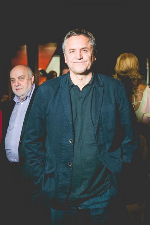 «Беременные» звезды пришли на премьеру в приталенных одеждах