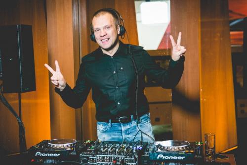 «Беременные» звезды пришли на премьеру в приталенных одеждах