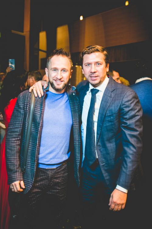 «Беременные» звезды пришли на премьеру в приталенных одеждах