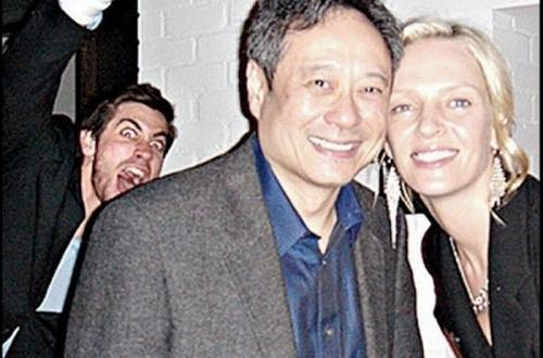 Фотобомбы со звездами: нелепые фото знаменитостей