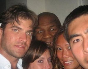 Фотобомбы со звездами: нелепые фото знаменитостей