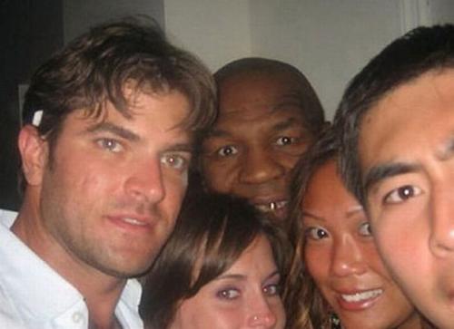 Фотобомбы со звездами: нелепые фото знаменитостей