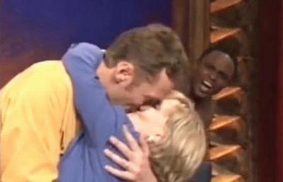 Фотобомбы со звездами: нелепые фото знаменитостей