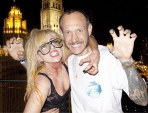 Леди Гага с «коллегами по цеху» и политиками