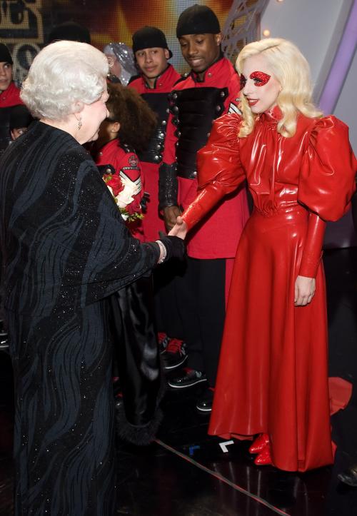 Леди Гага с «коллегами по цеху» и политиками