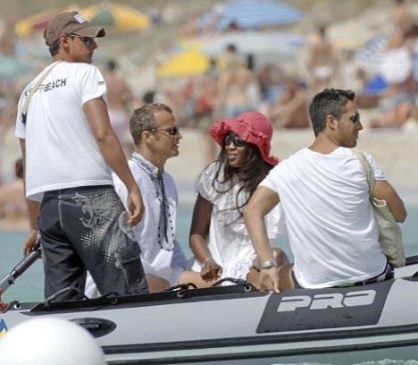 Российскик олигархи развлекаются со своими дамами на курортах