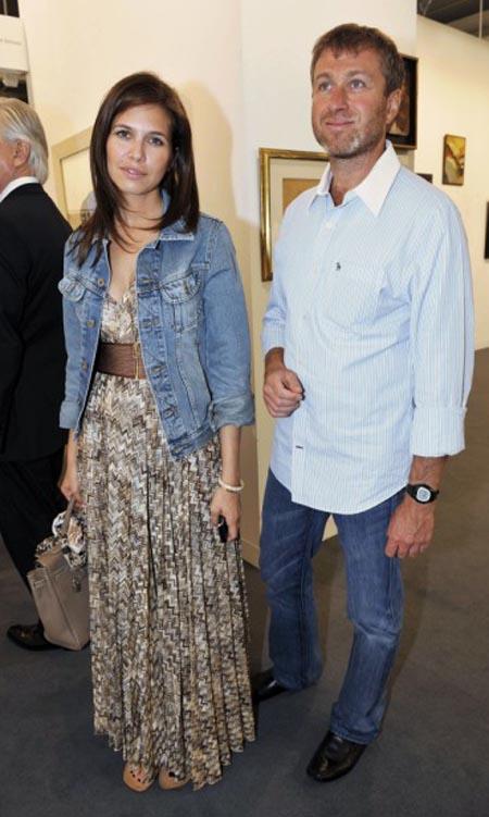 Российскик олигархи развлекаются со своими дамами на курортах