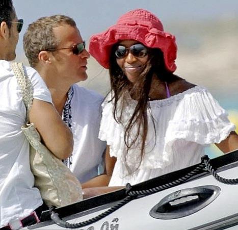 Российскик олигархи развлекаются со своими дамами на курортах