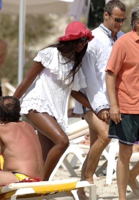 Российскик олигархи развлекаются со своими дамами на курортах