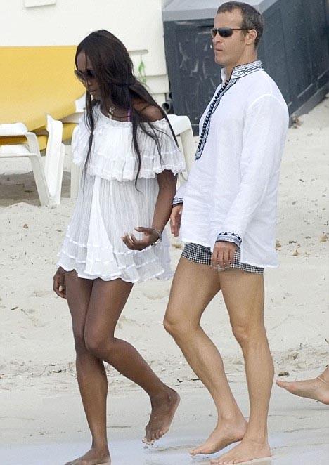 Российскик олигархи развлекаются со своими дамами на курортах