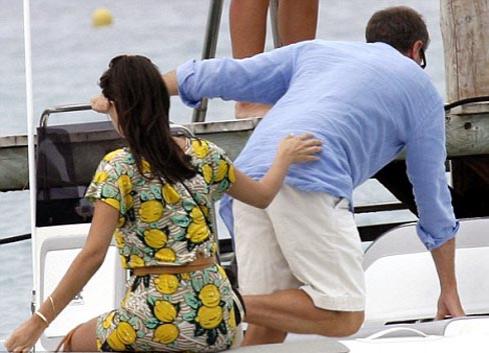 Российскик олигархи развлекаются со своими дамами на курортах