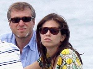 Российскик олигархи развлекаются со своими дамами на курортах