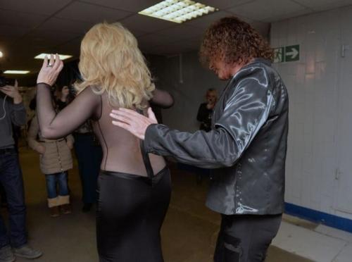 Знаменитости, которые забыли о приличиях и своем возрасте