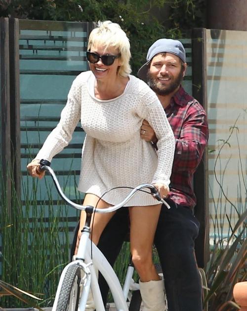 Знаменитости, которые забыли о приличиях и своем возрасте