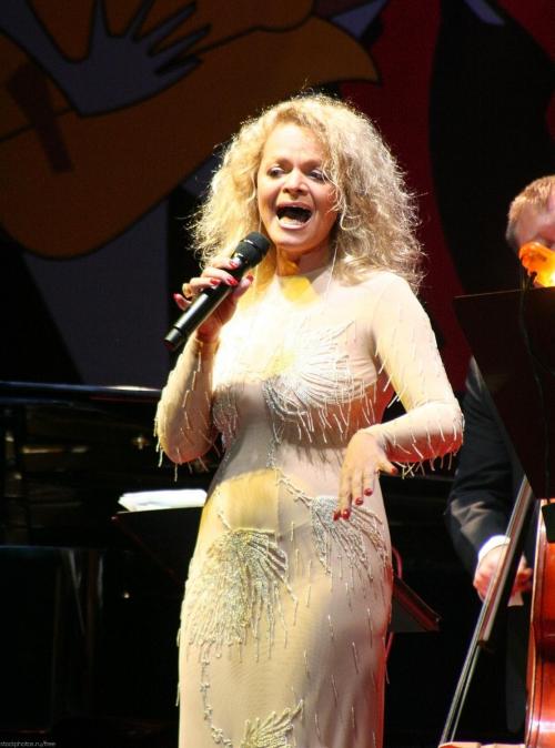 Знаменитости, которые забыли о приличиях и своем возрасте