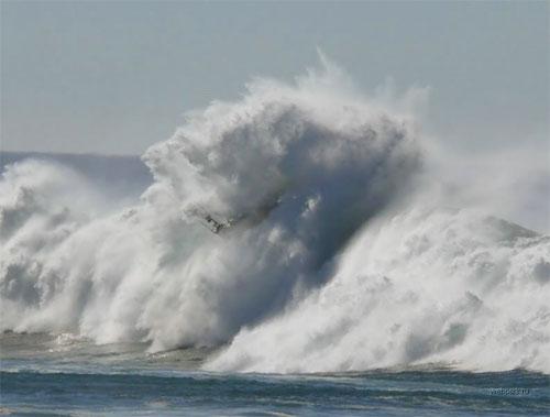 Огромная волна накрыла судно береговой охраны